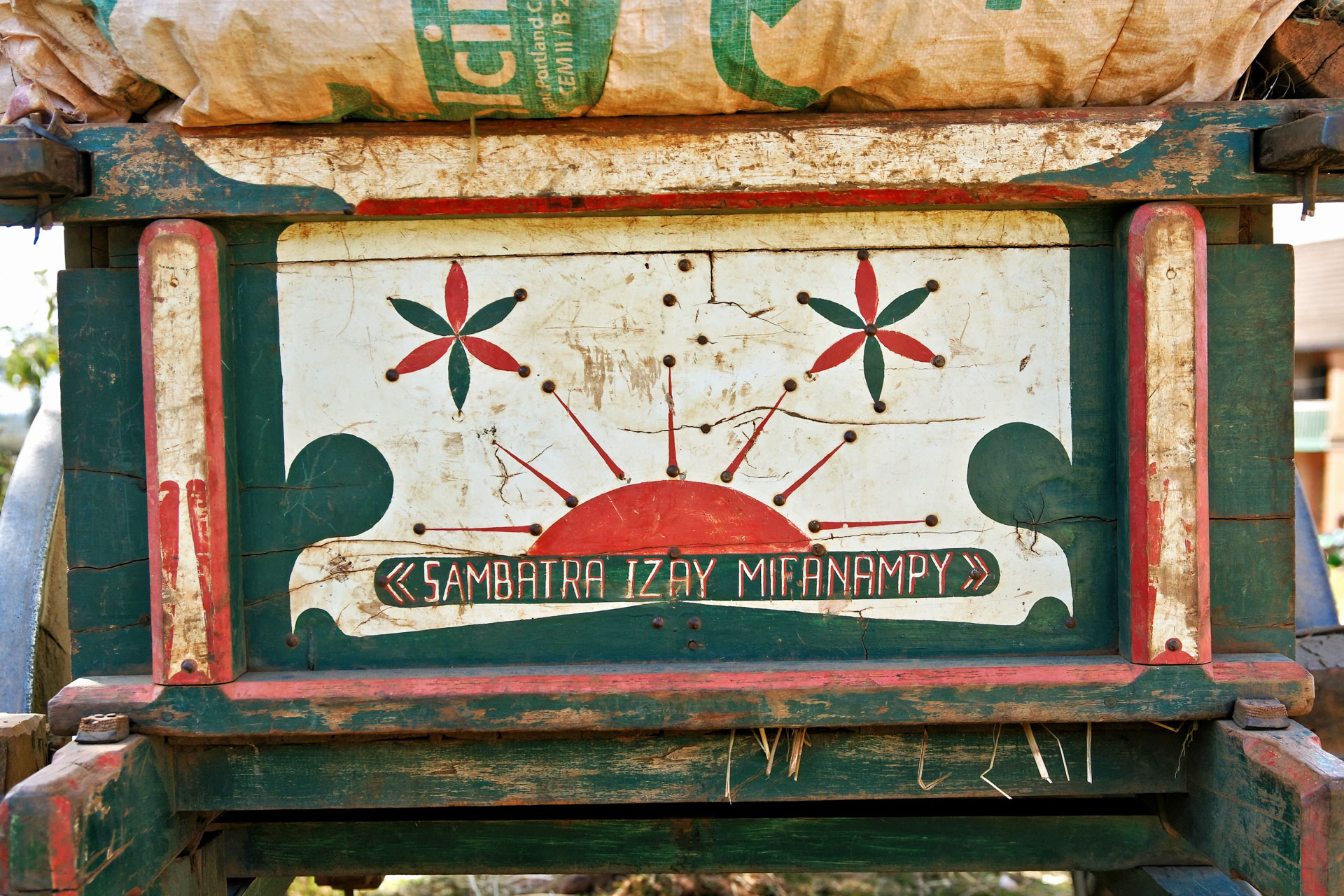 Wanderung vom Lac Tritriva zum Lac Andraikiba - Verzierung eines Ochsenkarrens